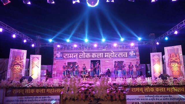 Chaitanya Science and Arts College Sasaha Road, Pamgarh, C.G., C.G. - सी.वी.रमन विश्वविद्यालय कोटा में आयोजित 3 दिवसीय  रामन लोक कला महोत्सव में 03/04/2019 को समापन के अवसर पर चैतन्य कॉलेज पामगढ़ के राष्ट्रीय सेवा योजना के स्वयं सेवक छात्राओं द्वारा शानदार गेड़ी नृत्य प्रस्तुत किया गया उनके कुछ फोटोग्राफ्स